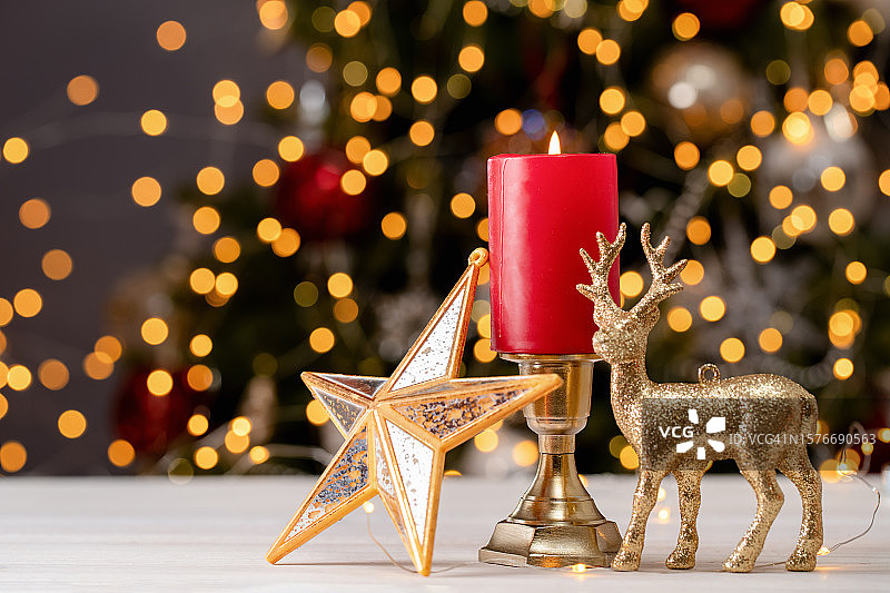 圣诞装饰有蜡烛、星星和驯鹿图片素材
