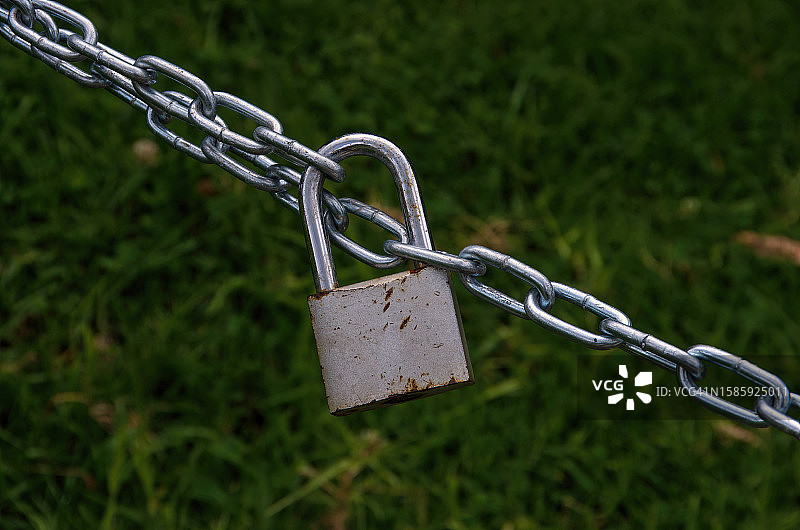 不锈钢链条由生锈的挂锁连接在一起图片素材