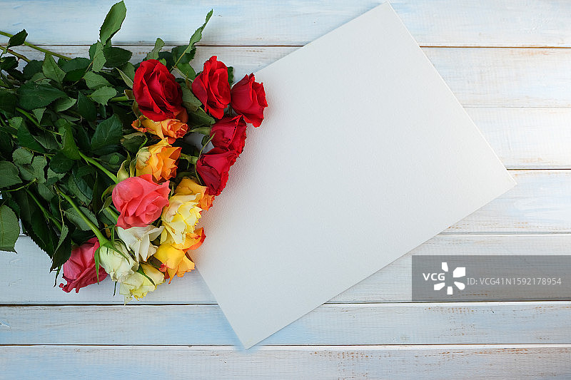 黄玫瑰花束，红玫瑰，空表格，祝贺卡片，专业节日鲜花，母亲节概念，情人节，生日，选择性聚焦图片素材