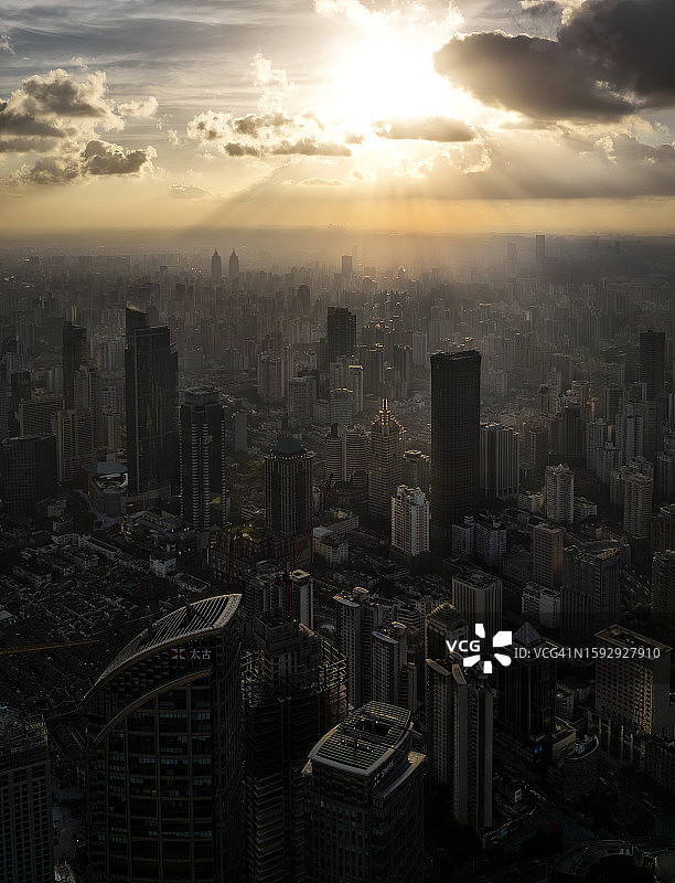 黄昏的上海市景图片素材