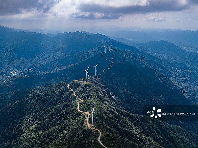 蓝天白云山上的风力发电设备航拍图图片素材