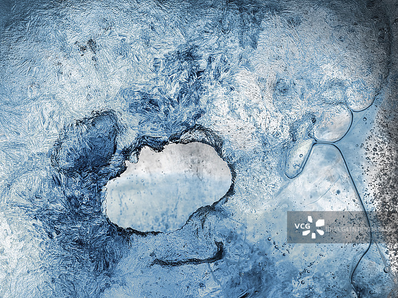 全帧，由蓝色液体产生的冰晶表面纹理。图片素材