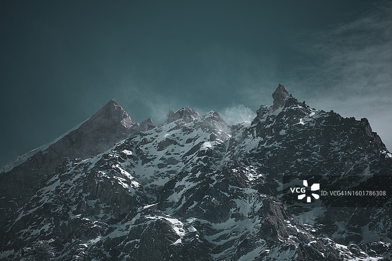 白雪皑皑的山对着天空的低角度视图图片素材