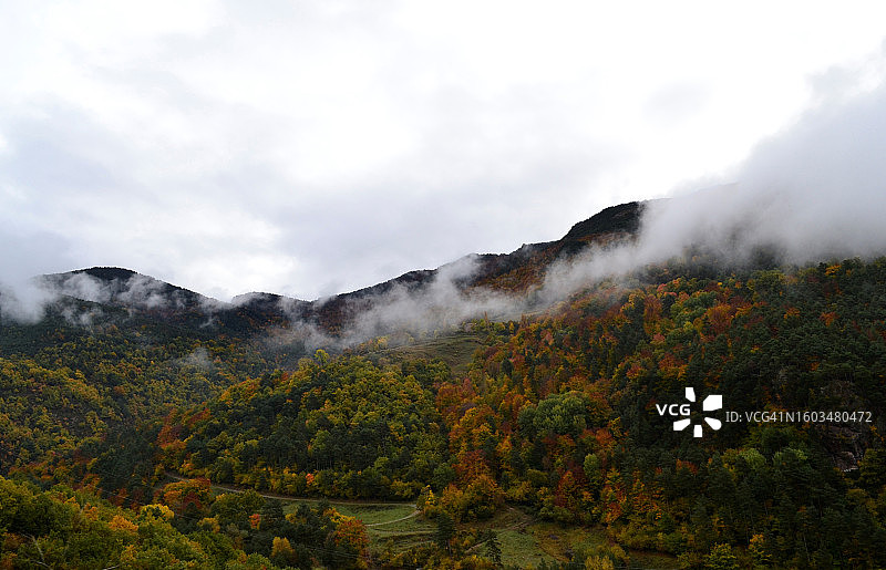 秋天天空映衬下的山景图片素材