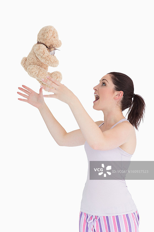 扔玩具熊的女人图片素材