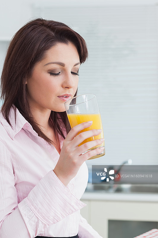 喝橙汁的女人图片素材