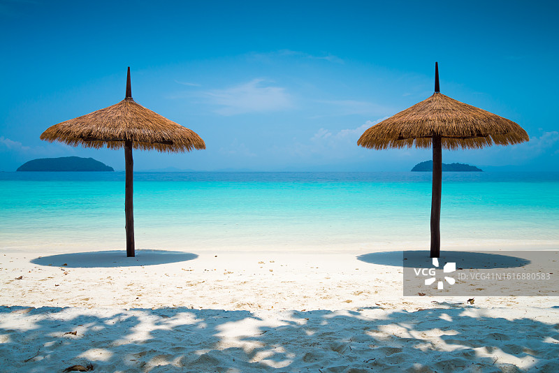 美丽的热带岛屿安达曼海白沙沙滩在蓝天晴朗的日子。图片素材