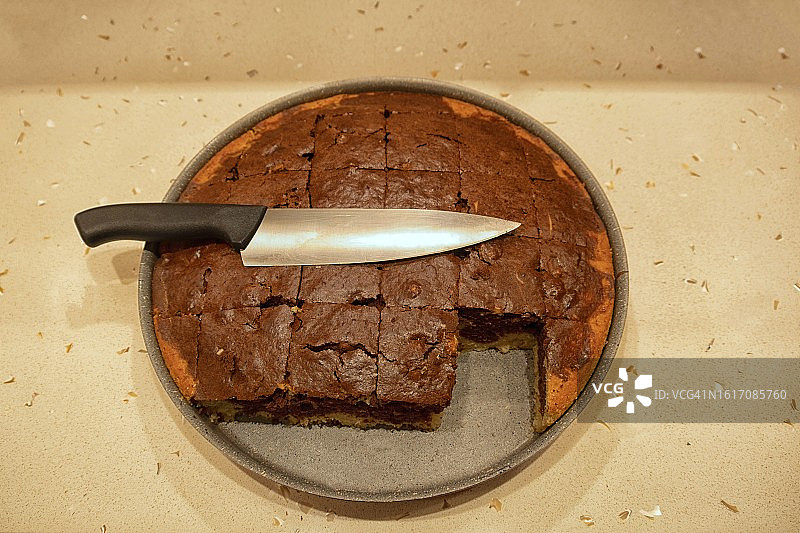 巧克力蛋糕和刀的高角度视图图片素材