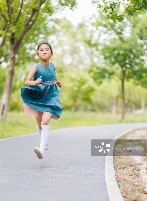 小女孩在路上奔跑图片素材