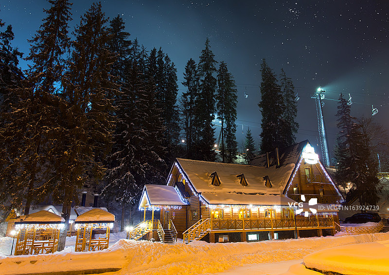 晚上的滑雪小屋图片素材