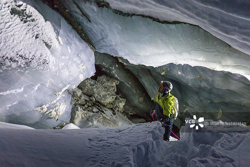 探险家和攀登者在冰洞和雪洞中沿绳索攀登图片素材