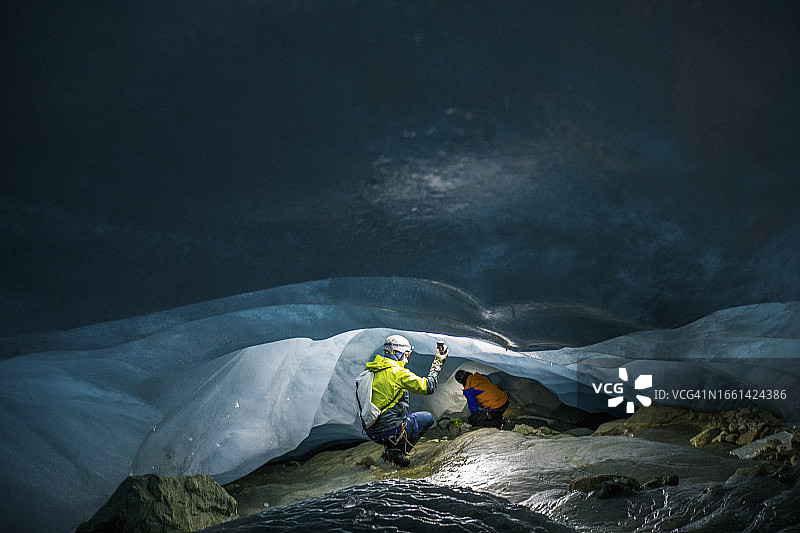 气候研究人员测量冰川下洞穴的温度图片素材