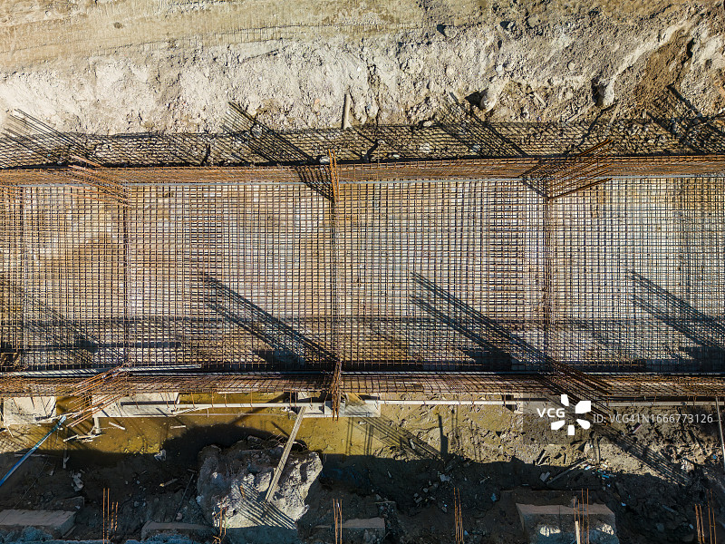 鸟瞰图在施工现场浇筑混凝土之前，楼板和墙体结构是用钢材作为一个结构。图片素材