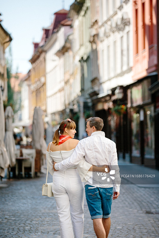 一对年轻情侣在欧洲城市约会图片素材