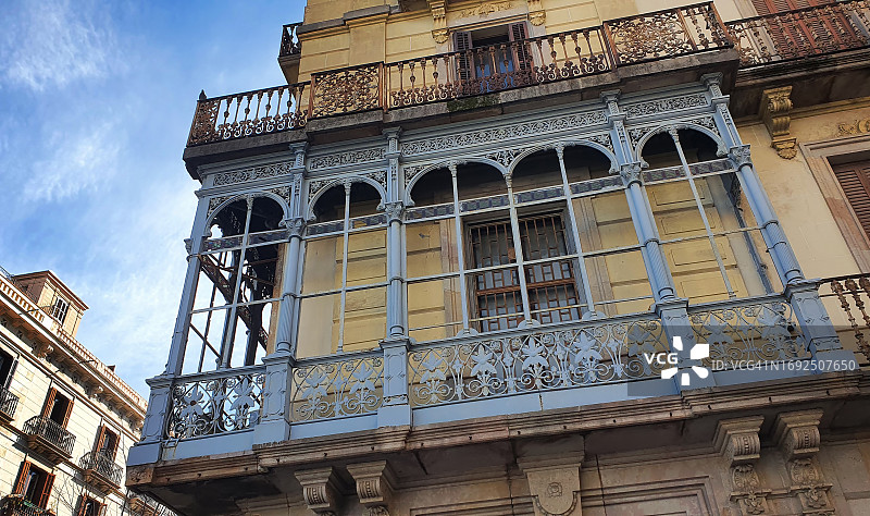 西班牙巴塞罗那古建筑阳台上的锻铁阳台图片素材