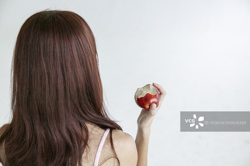 吃苹果的女人图片素材