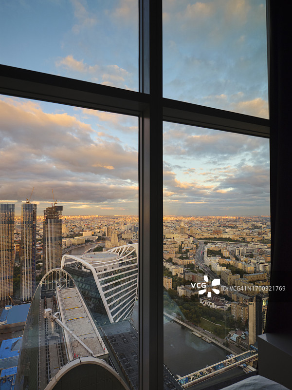 俯瞰莫斯科城市的酒店房间图片素材