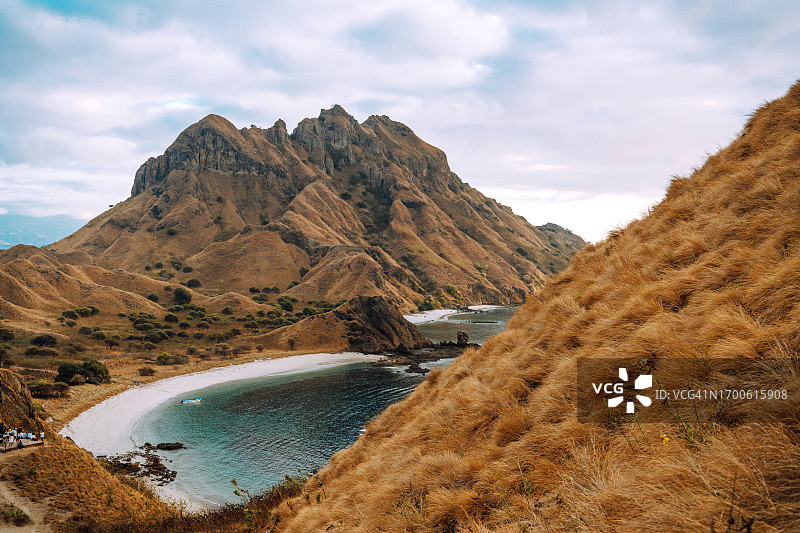 从印尼弗洛雷斯岛科莫多群岛帕达尔岛山顶俯瞰的风景图片素材