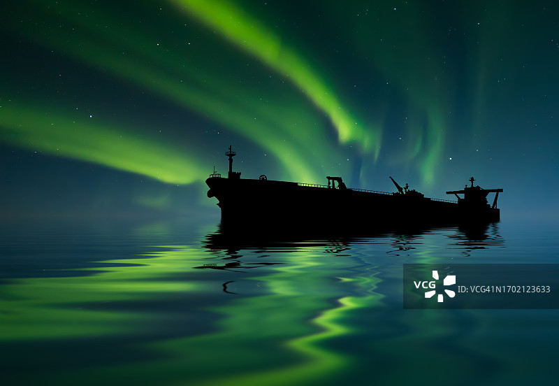 北极光下海上的油轮图片素材