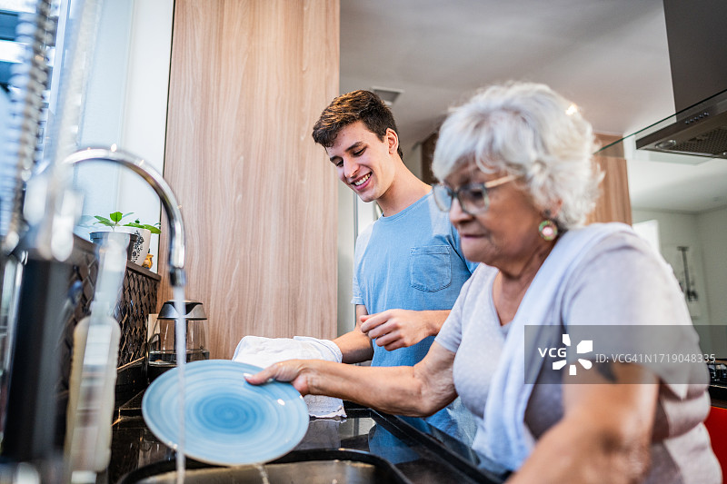 奶奶和孙子在家里洗碗图片素材