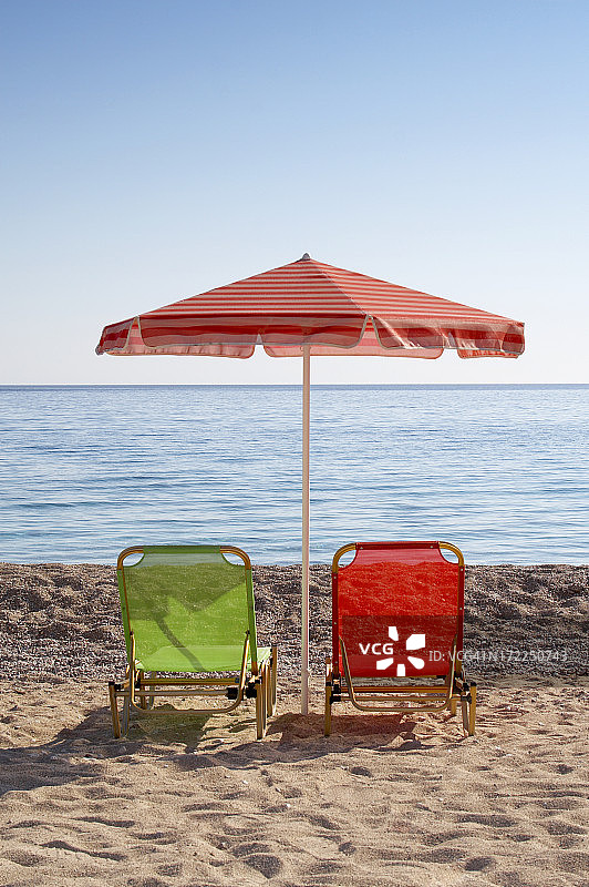沙滩上的太阳椅和雨伞图片素材