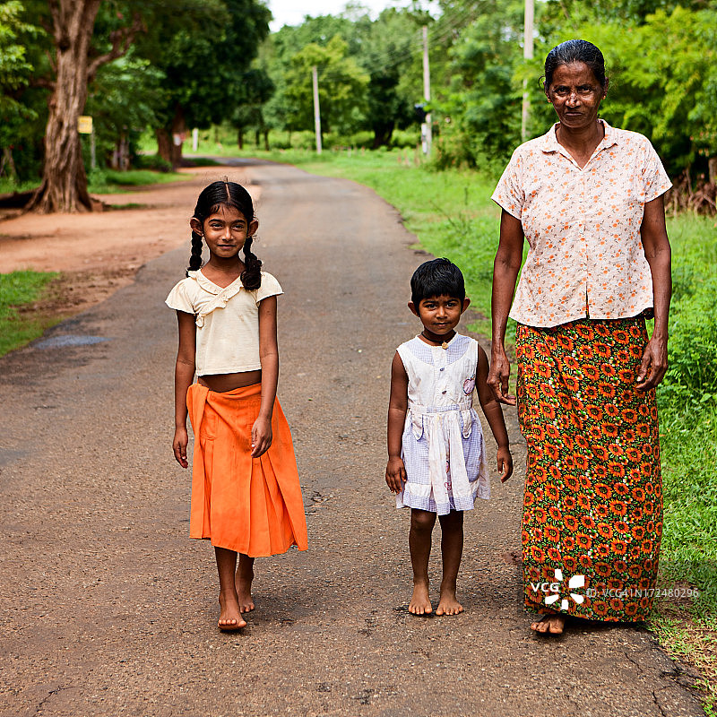 斯里兰卡妇女和她的两个女儿。壁画图片素材