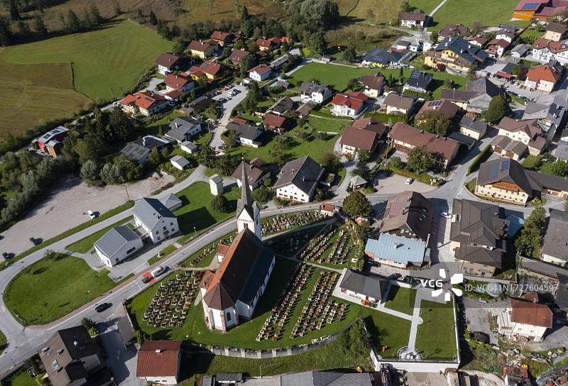 无人机图像，村庄与教区教堂的Adnet, Flachgau，萨尔茨堡省，奥地利图片素材