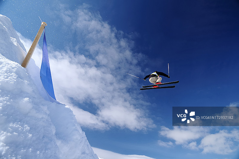自由式滑雪者飞行图片素材