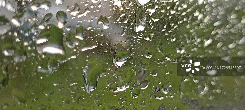 雨打在窗户上图片素材