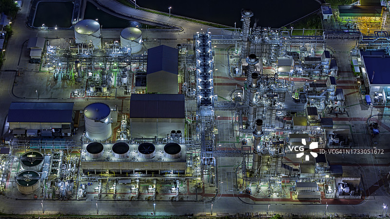 工业园区燃气轮机发电厂夜间鸟瞰图。图片素材