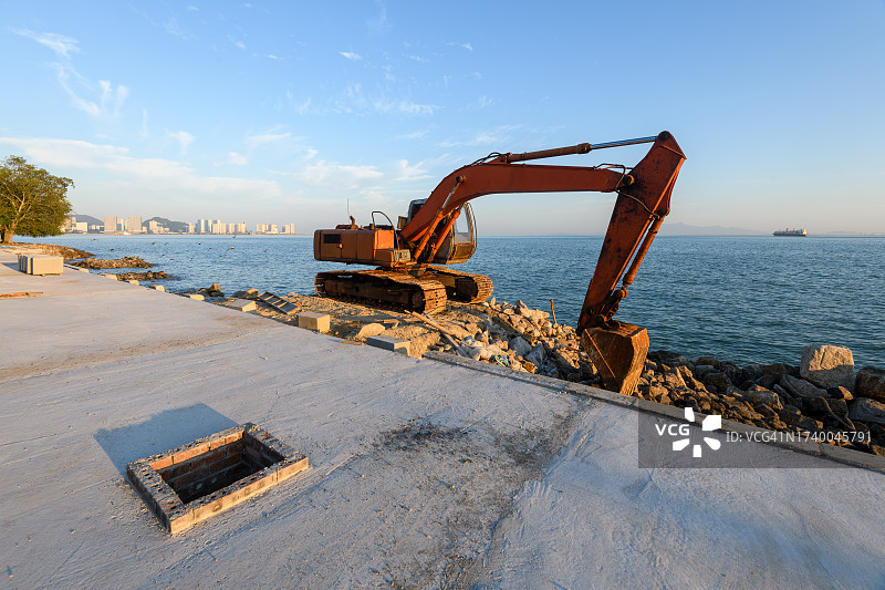 挖土机进行海岸防护工作图片素材