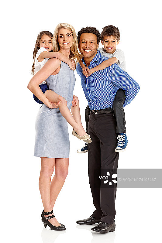 一对幸福的夫妇背着他们的孩子在白色之上图片素材