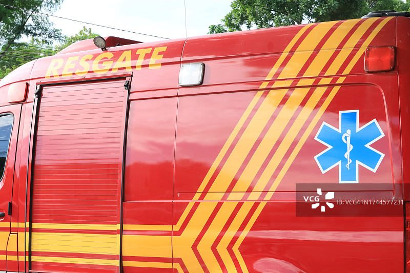 带有生命之星标志的红色救援救护车图片素材