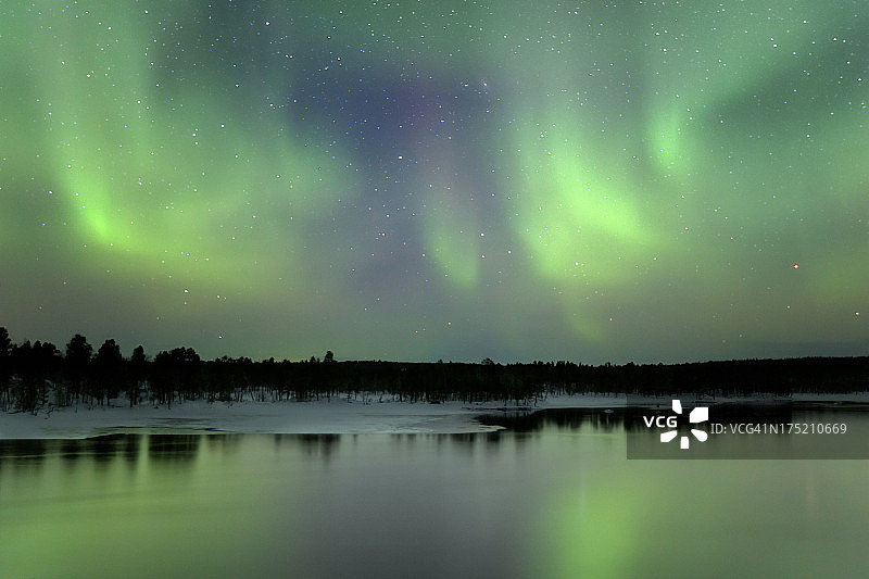 芬兰拉普兰，冬天湖面上的北极光图片素材