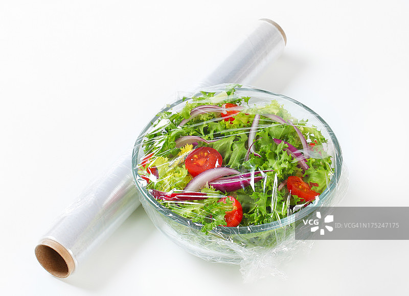 蔬菜沙拉与塑料薄膜图片素材