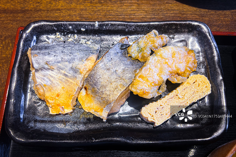 “Sawara Saikyoyaki”——日本sesefish在京都Saikyo白味噌中腌制，午餐烤制，日本西班牙鲭鱼(Scomberomorus niphonius)图片素材