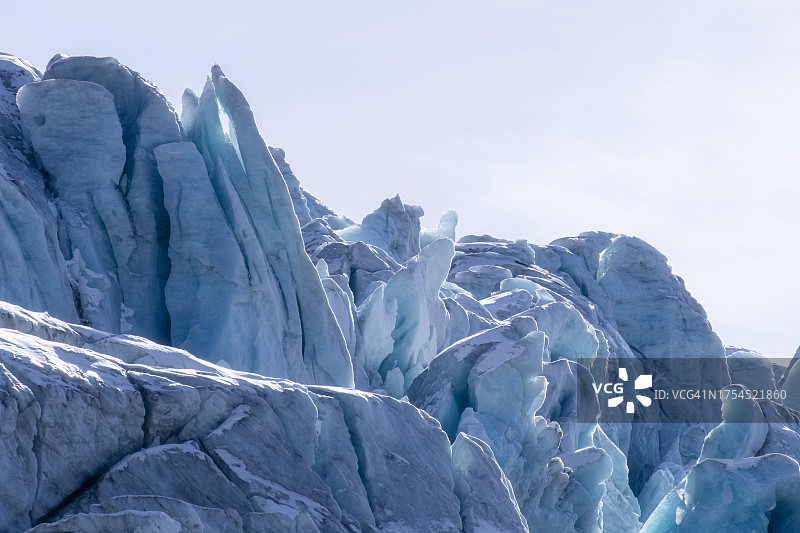 低角度的冰冻岩层对着天空图片素材