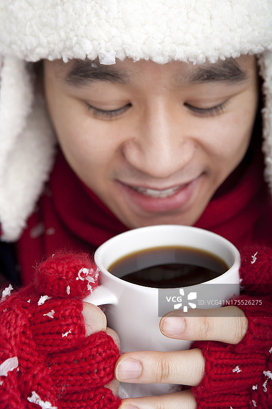圣诞微笑的男人喝着黑咖啡图片素材