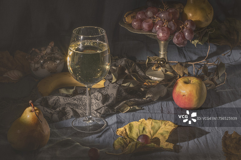 桌子上水果和饮料的特写图片素材