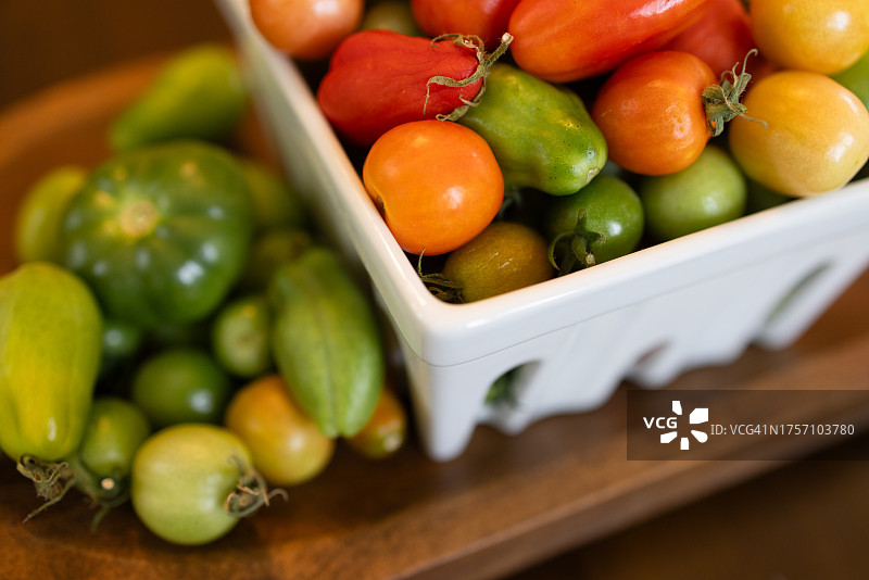 新鲜收获的西红柿从家里的夏季菜园图片素材
