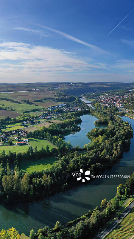 洪堡附近的河流蜿蜒穿过山谷，周围环绕着树木和葡萄园。Homburg, Marktheidenfeld, Main-Spessart, Lower Franconia, Bavaria, Germany图片素材
