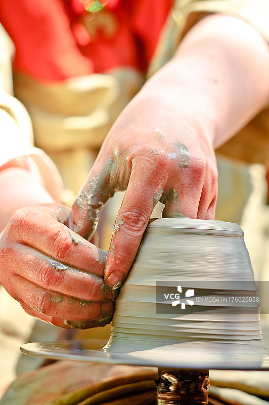 陶工用粘土做罐子图片素材