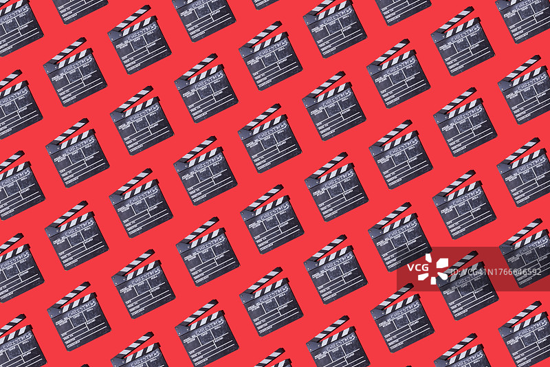 木制电影板图案，红色背景上用粉笔写着“圣诞节”。电影的概念，电影，圣诞节，庆祝活动，电影摄影，幻想，魔术和庆祝活动。图片素材