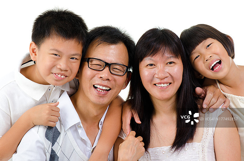 幸福的亚洲家庭图片素材