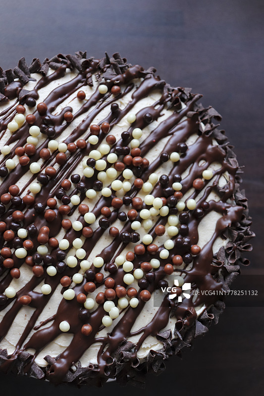 巧克力蛋糕的特写侧视图。俯视图和模糊的背景图片素材