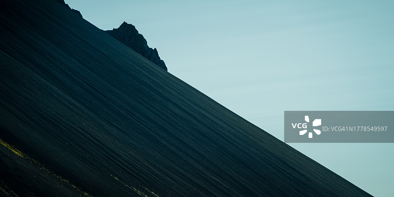 冰岛南部地区，晴朗天空下的低角度山景图片素材