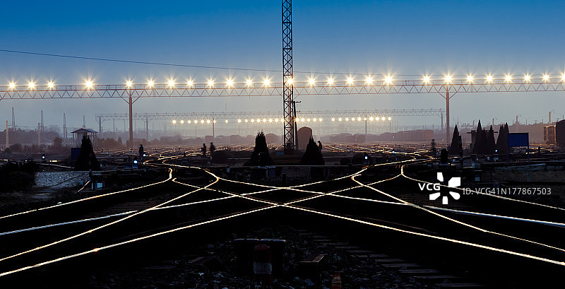 夜幕下的货运列车场，图片素材