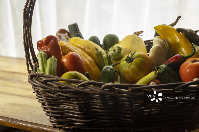 篮子里装满了各种新鲜的夏季蔬菜图片素材