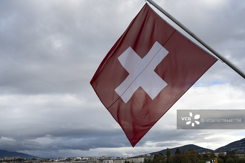 挂着瑞士国旗的日内瓦湖图片素材