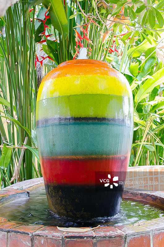 彩色喷泉jar图片素材